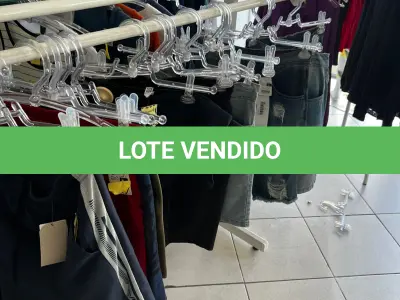 LOTE 000 - Lote com aproximadamente 3.500 peças de roupas e seus cabides (toda a loja): vestidos, saias, moletons, casacos, bermudas, calças, camisetas