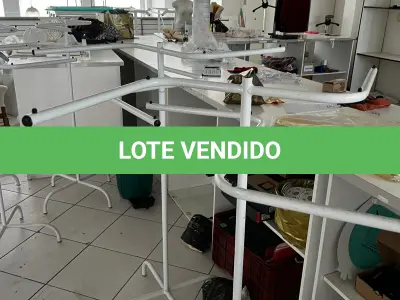 LOTE 000 - Lote com aproximadamente 3.500 peças de roupas e seus cabides (toda a loja): vestidos, saias, moletons, casacos, bermudas, calças, camisetas