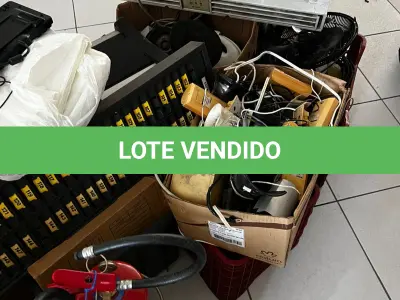 LOTE 000 - Lote com aproximadamente 3.500 peças de roupas e seus cabides (toda a loja): vestidos, saias, moletons, casacos, bermudas, calças, camisetas