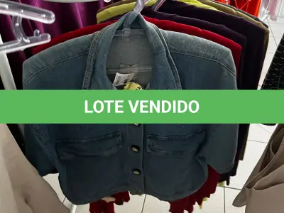 LOTE 000 - Lote com aproximadamente 3.500 peças de roupas e seus cabides (toda a loja): vestidos, saias, moletons, casacos, bermudas, calças, camisetas
