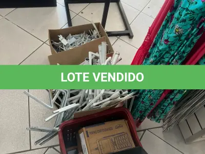 LOTE 000 - Lote com aproximadamente 3.500 peças de roupas e seus cabides (toda a loja): vestidos, saias, moletons, casacos, bermudas, calças, camisetas