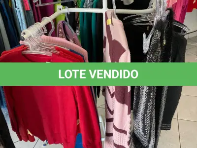 LOTE 000 - Lote com aproximadamente 3.500 peças de roupas e seus cabides (toda a loja): vestidos, saias, moletons, casacos, bermudas, calças, camisetas