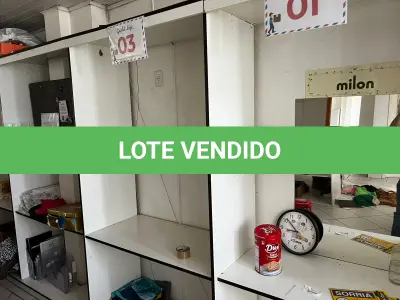 LOTE 000 - Lote com aproximadamente 3.500 peças de roupas e seus cabides (toda a loja): vestidos, saias, moletons, casacos, bermudas, calças, camisetas