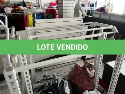 LOTE 000 - Lote com aproximadamente 3.500 peças de roupas e seus cabides (toda a loja): vestidos, saias, moletons, casacos, bermudas, calças, camisetas
