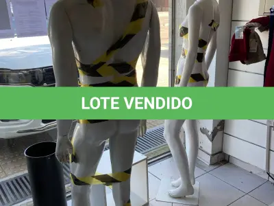 LOTE 000 - Lote com aproximadamente 3.500 peças de roupas e seus cabides (toda a loja): vestidos, saias, moletons, casacos, bermudas, calças, camisetas