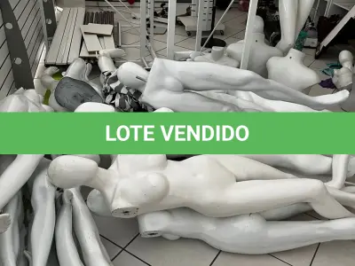 LOTE 000 - Lote com aproximadamente 3.500 peças de roupas e seus cabides (toda a loja): vestidos, saias, moletons, casacos, bermudas, calças, camisetas