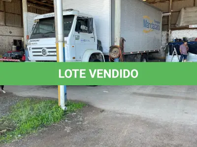 LOTE 004 - "CAMINHÃO VW WORKER 17-180, BRANCO, C/BAÚ, S/PLACAS, MOTOR DESMONTADO E FALTANDO PEÇAS, PLACAS IPO 5691