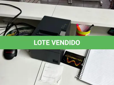 LOTE 000 - Lote com aproximadamente 3.500 peças de roupas e seus cabides (toda a loja): vestidos, saias, moletons, casacos, bermudas, calças, camisetas