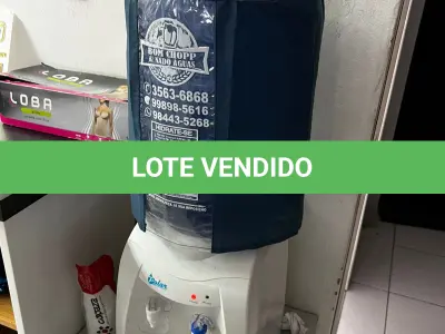 LOTE 000 - Lote com aproximadamente 3.500 peças de roupas e seus cabides (toda a loja): vestidos, saias, moletons, casacos, bermudas, calças, camisetas
