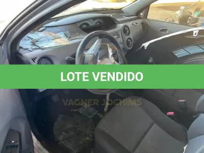 LOTE 001 - Toyota – ETIOS XS 1.3 Flex 16V 5p Mec., fabricação/modelo 2013/2013, cor: prata (sem chave)