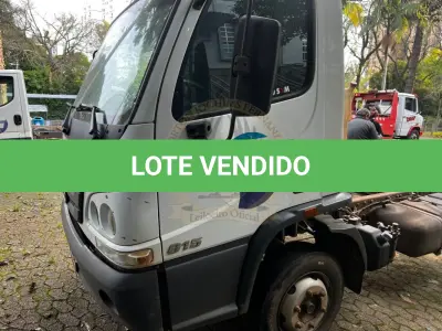 LOTE 002 - Caminhão M.Benz/Accelo 815 CE, diesel, cor branca, carroceria fechada/cabine estendida, fabricação/modelo 2021/2022 (sem chave)
