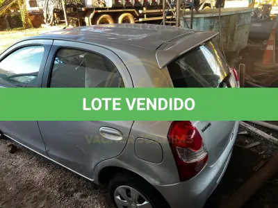 LOTE 001 - Toyota – ETIOS XS 1.3 Flex 16V 5p Mec., fabricação/modelo 2013/2013, cor: prata (sem chave)