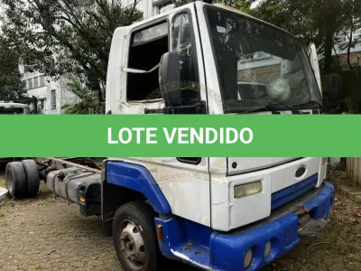 LOTE 006 - Caminhão Ford/Cargo 816 816 S, diesel, cor branca, carroceria fechada, fabricação/modelo 2013/2013 (sem chave)