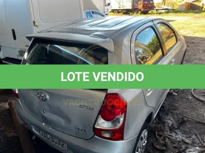 LOTE 001 - Toyota – ETIOS XS 1.3 Flex 16V 5p Mec., fabricação/modelo 2013/2013, cor: prata (sem chave)