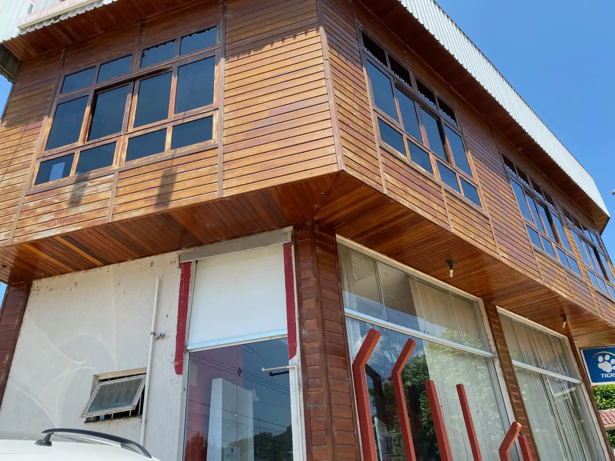 LOTE 001 - Imóvel urbano com área de 632,20 m2, Consta averbada a área de 587,53 m2, para fins comerciais