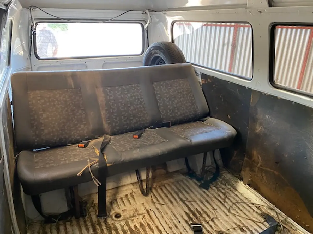 LOTE 002 - Lote de veículos englobados (caminhões e kombi)