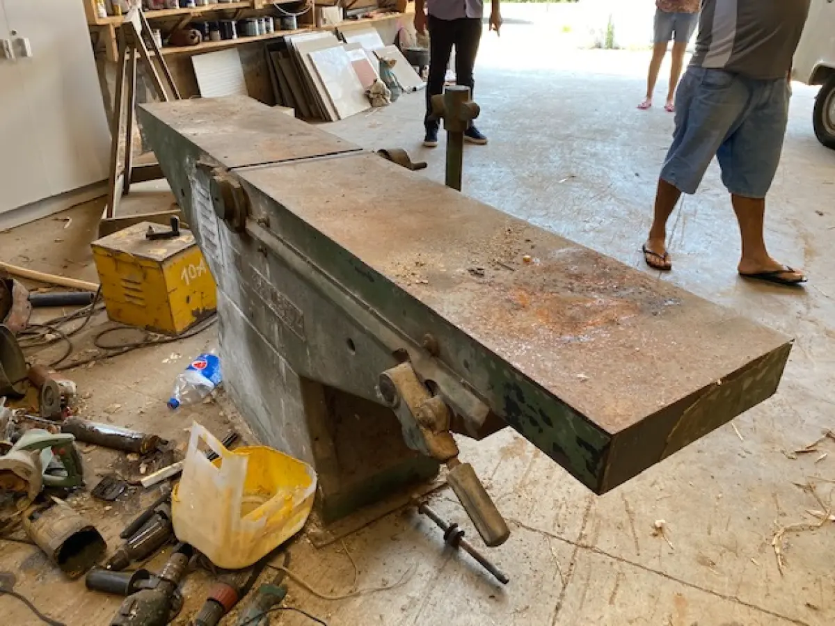 LOTE 005 - Desempenadeira