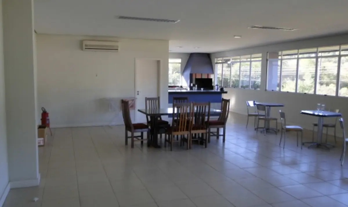 LOTE 001 - PAVILHÃO INDUSTRIAL BEM CONSTRUÍDO E FINAMENTE DECORADO