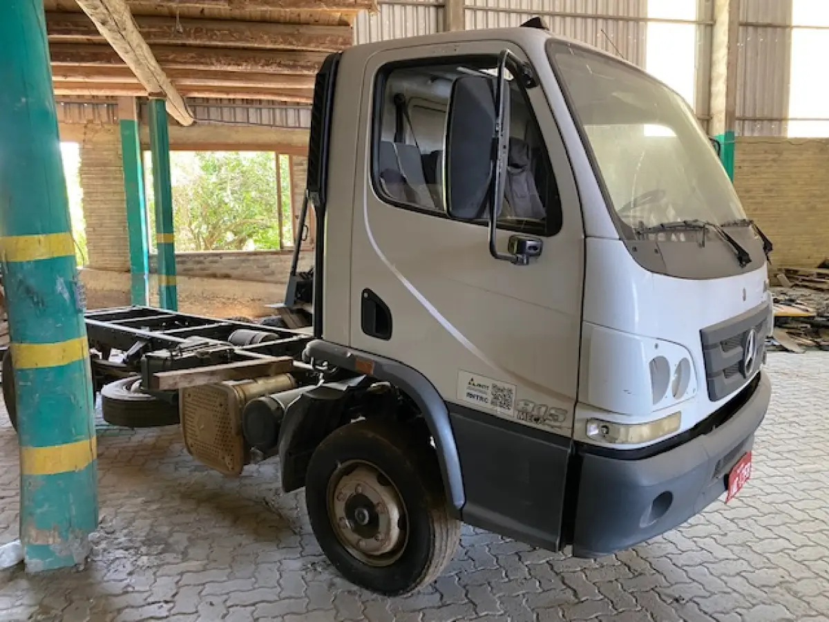 LOTE 002 - Lote de veículos englobados (caminhões e kombi)