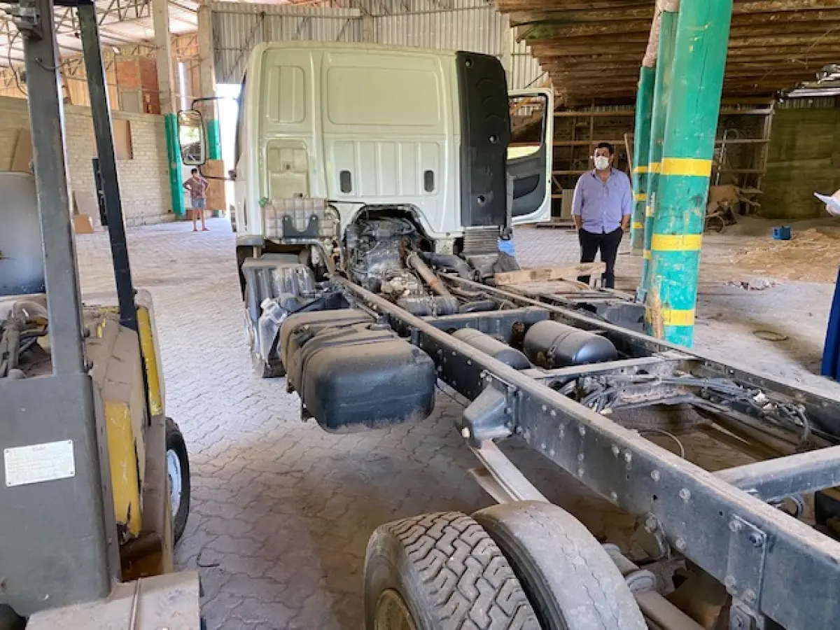 LOTE 002 - Lote de veículos englobados (caminhões e kombi)