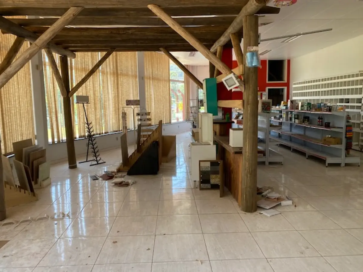 LOTE 001 - Imóvel urbano com área de 632,20 m2, Consta averbada a área de 587,53 m2, para fins comerciais