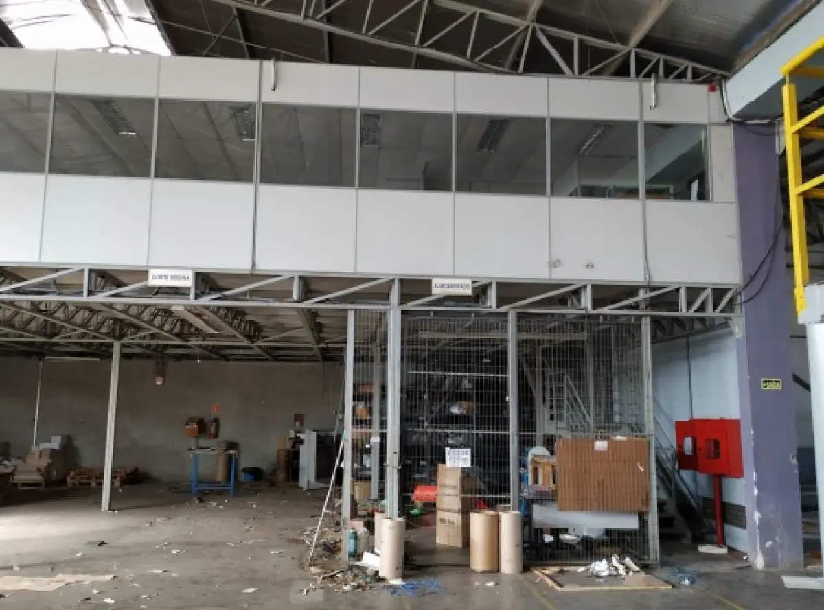 LOTE 001 - PAVILHÃO INDUSTRIAL BEM CONSTRUÍDO E FINAMENTE DECORADO