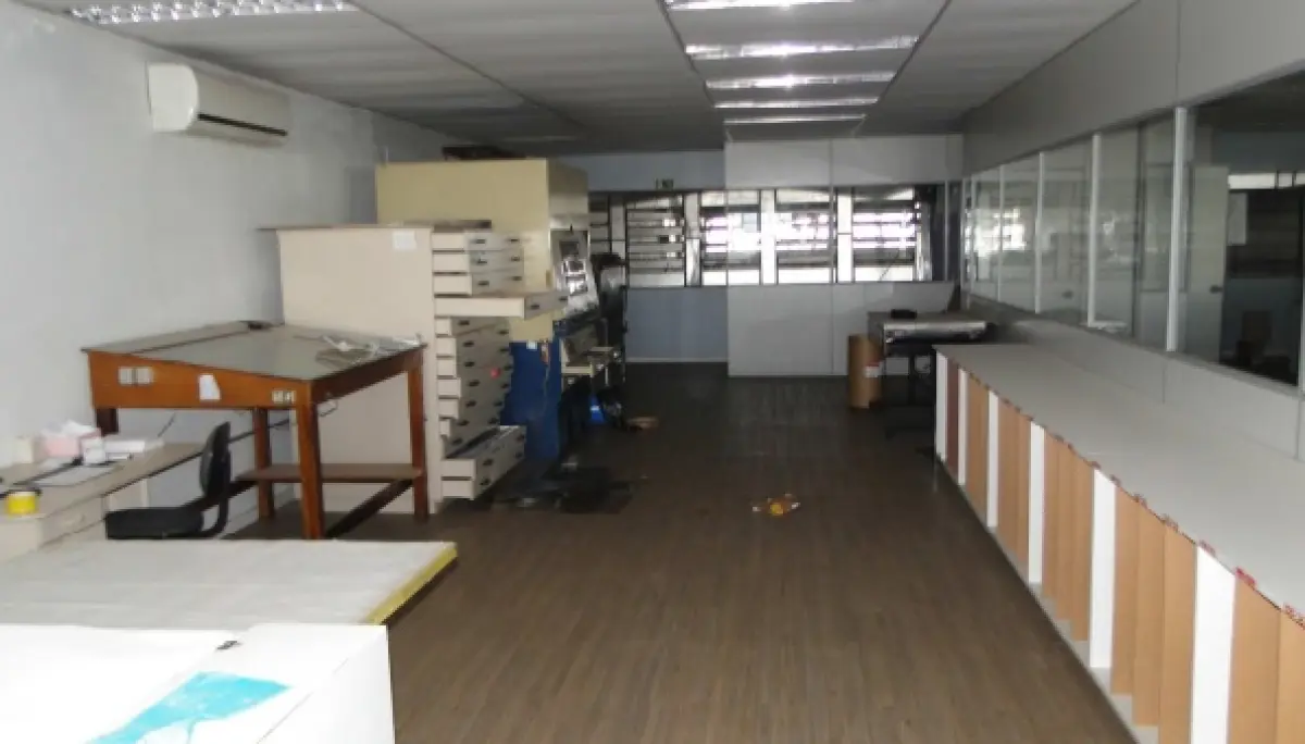 LOTE 001 - PAVILHÃO INDUSTRIAL BEM CONSTRUÍDO E FINAMENTE DECORADO