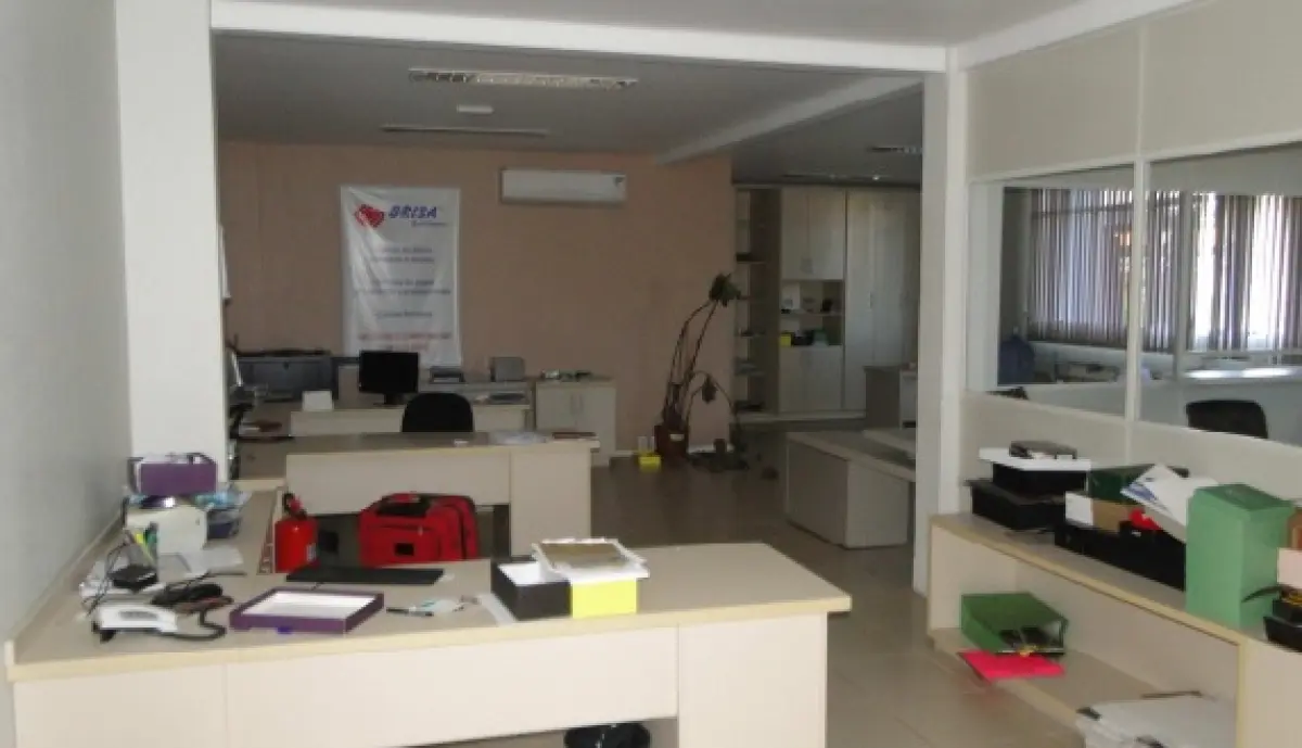 LOTE 001 - PAVILHÃO INDUSTRIAL BEM CONSTRUÍDO E FINAMENTE DECORADO