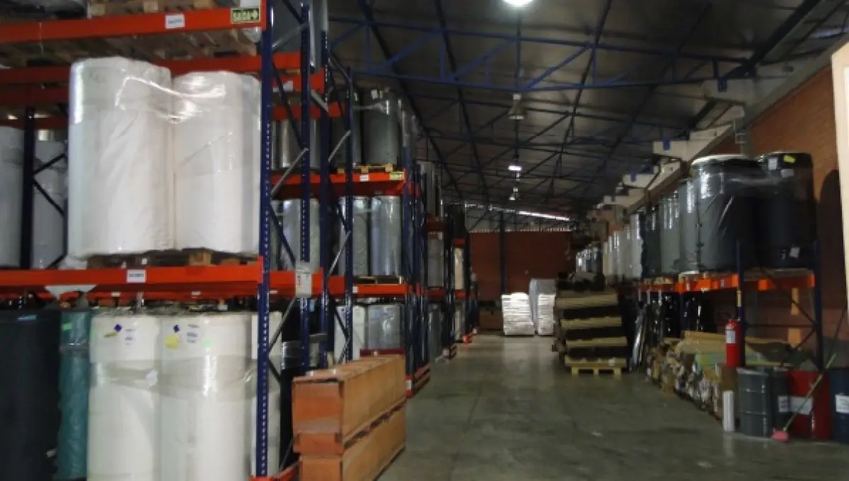 LOTE 001 - PAVILHÃO BEM CONSTRUÍDO A MENOS DE 6 ANOS COM PÉ DIREITO DE 6 METROS E PISO EM CONCRETO REGUADO