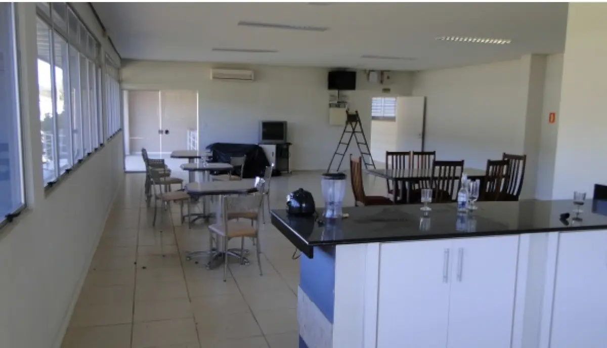 LOTE 001 - PAVILHÃO INDUSTRIAL BEM CONSTRUÍDO E FINAMENTE DECORADO