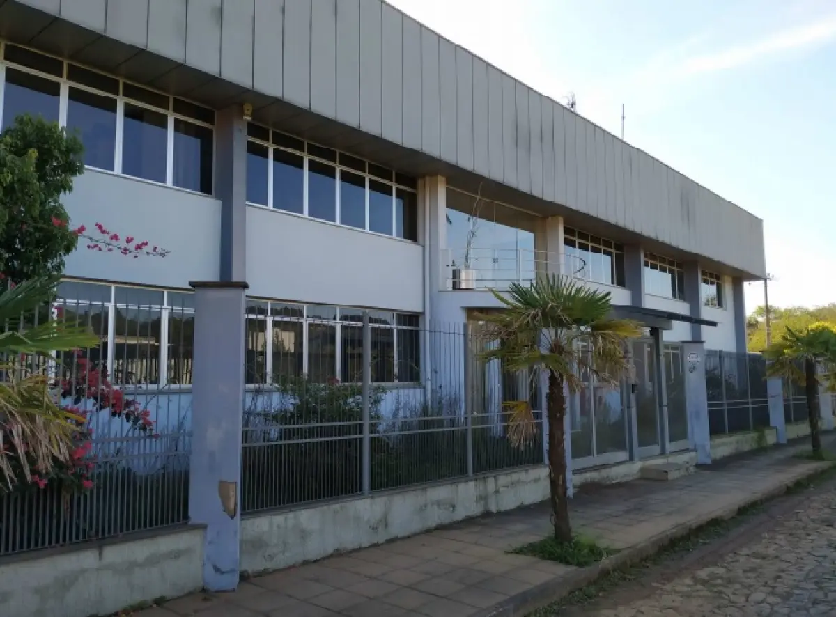 LOTE 001 - PAVILHÃO INDUSTRIAL BEM CONSTRUÍDO E FINAMENTE DECORADO