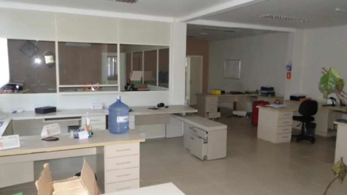 LOTE 001 - PAVILHÃO INDUSTRIAL BEM CONSTRUÍDO E FINAMENTE DECORADO