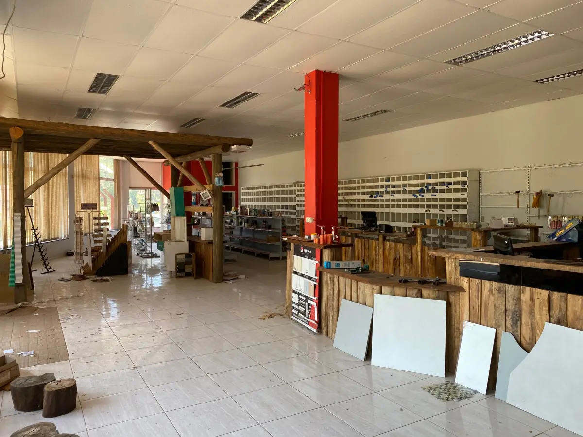 LOTE 001 - Imóvel urbano com área de 632,20 m2, Consta averbada a área de 587,53 m2, para fins comerciais