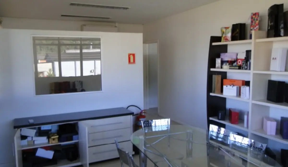 LOTE 001 - PAVILHÃO INDUSTRIAL BEM CONSTRUÍDO E FINAMENTE DECORADO