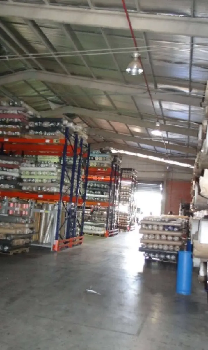 LOTE 001 - PAVILHÃO BEM CONSTRUÍDO A MENOS DE 6 ANOS COM PÉ DIREITO DE 6 METROS E PISO EM CONCRETO REGUADO