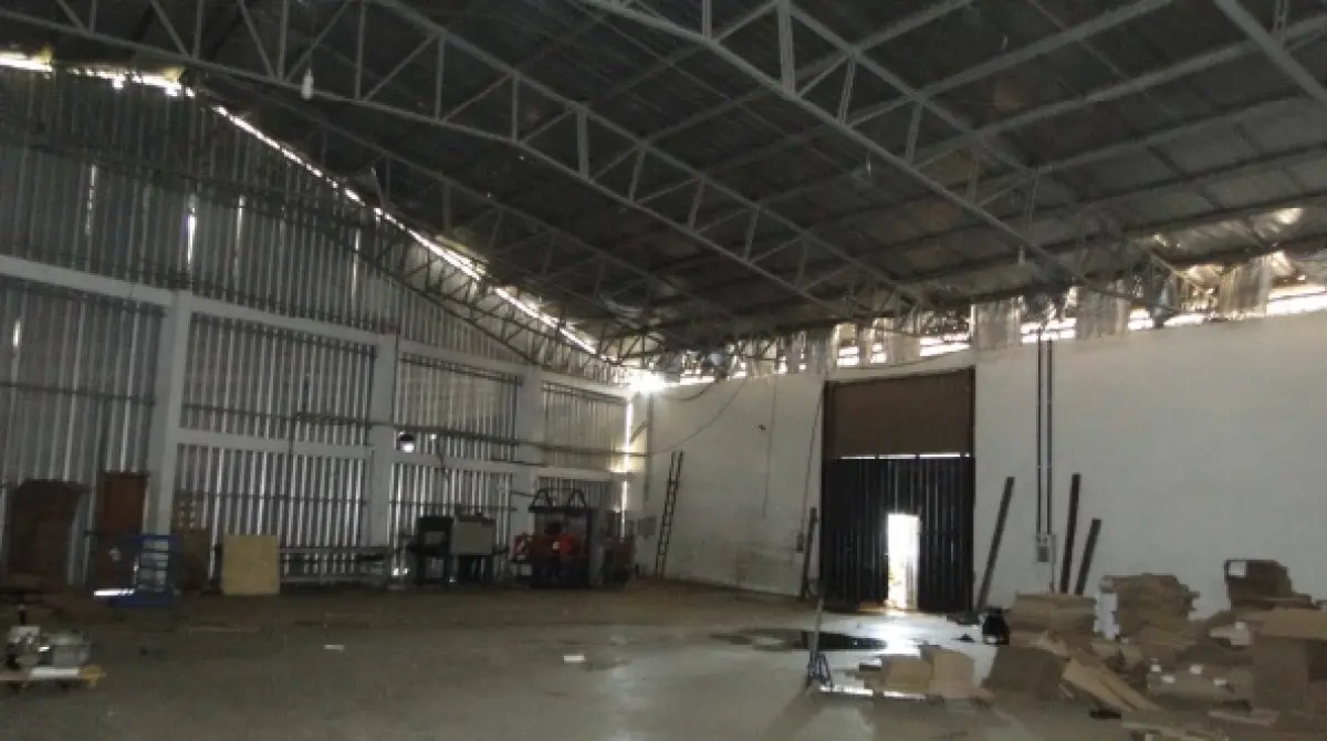 LOTE 001 - PAVILHÃO INDUSTRIAL BEM CONSTRUÍDO E FINAMENTE DECORADO