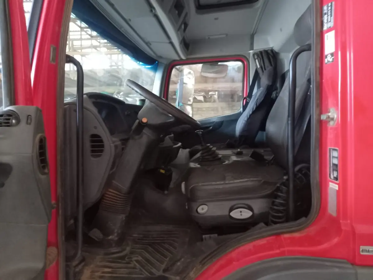 LOTE 002 - Lote de veículos englobados (caminhões e kombi)