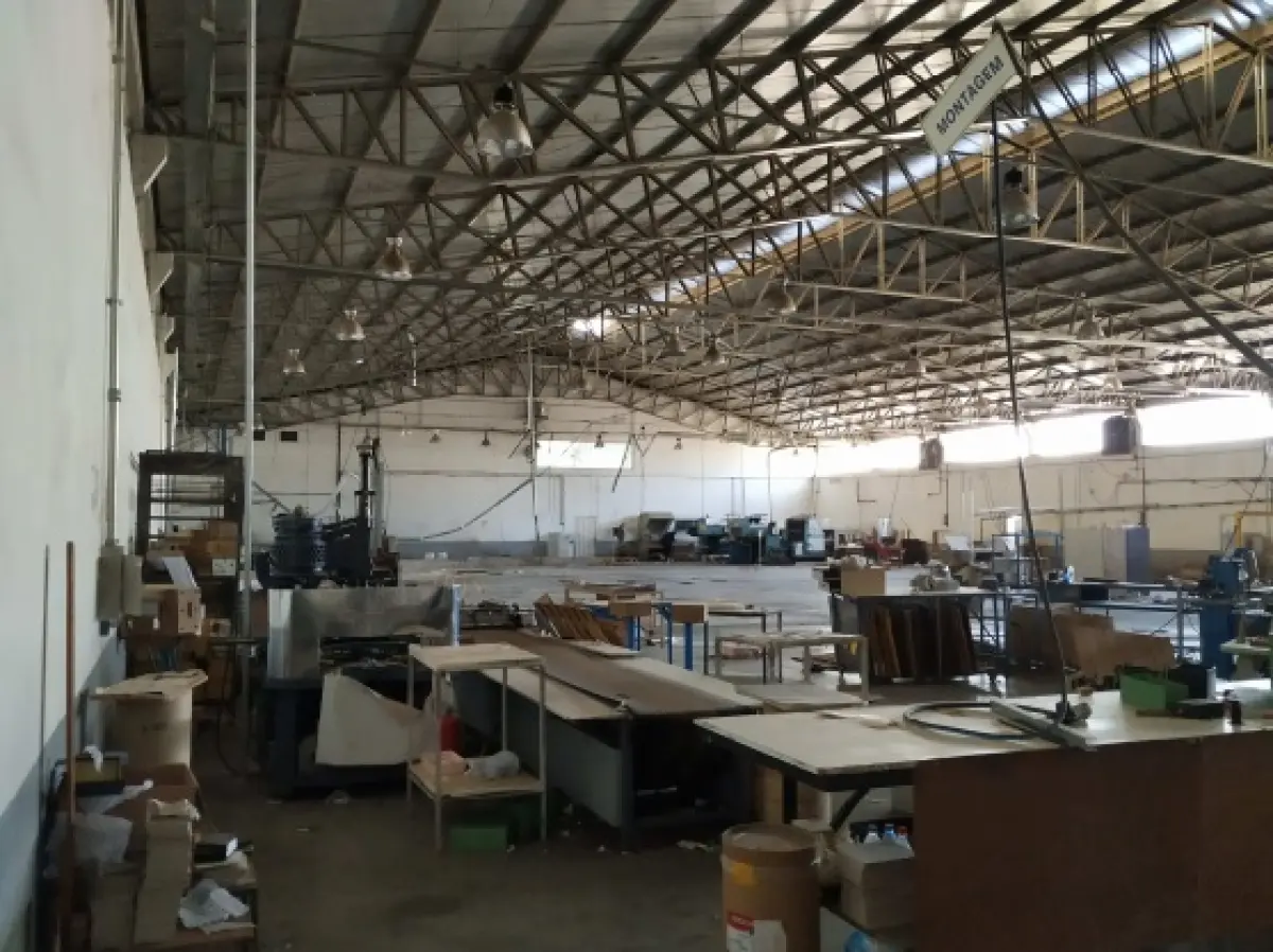 LOTE 001 - PAVILHÃO INDUSTRIAL BEM CONSTRUÍDO E FINAMENTE DECORADO