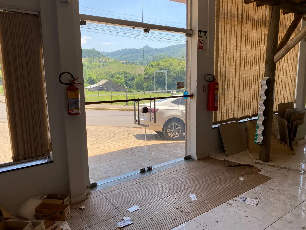 LOTE 001 - Imóvel urbano com área de 632,20 m2, Consta averbada a área de 587,53 m2, para fins comerciais