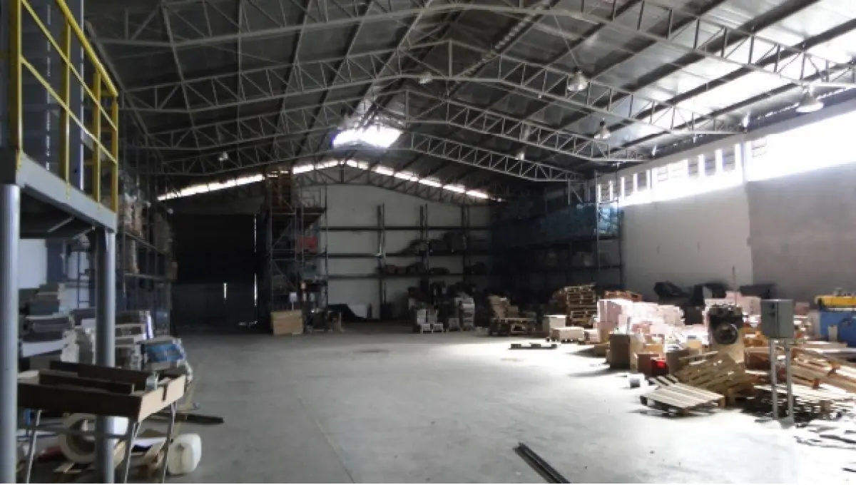 LOTE 001 - PAVILHÃO INDUSTRIAL BEM CONSTRUÍDO E FINAMENTE DECORADO