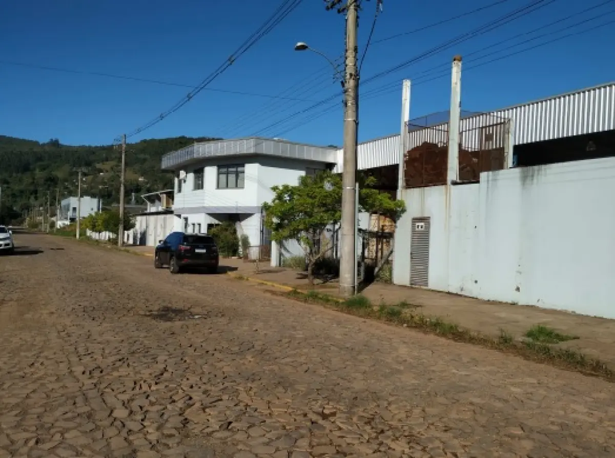 LOTE 001 - PAVILHÃO INDUSTRIAL BEM CONSTRUÍDO E FINAMENTE DECORADO
