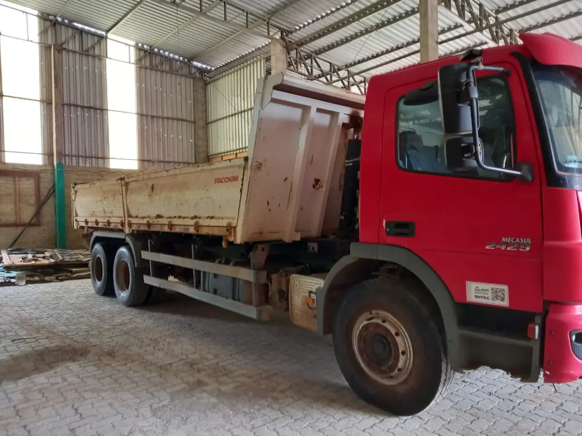 LOTE 002 - Lote de veículos englobados (caminhões e kombi)