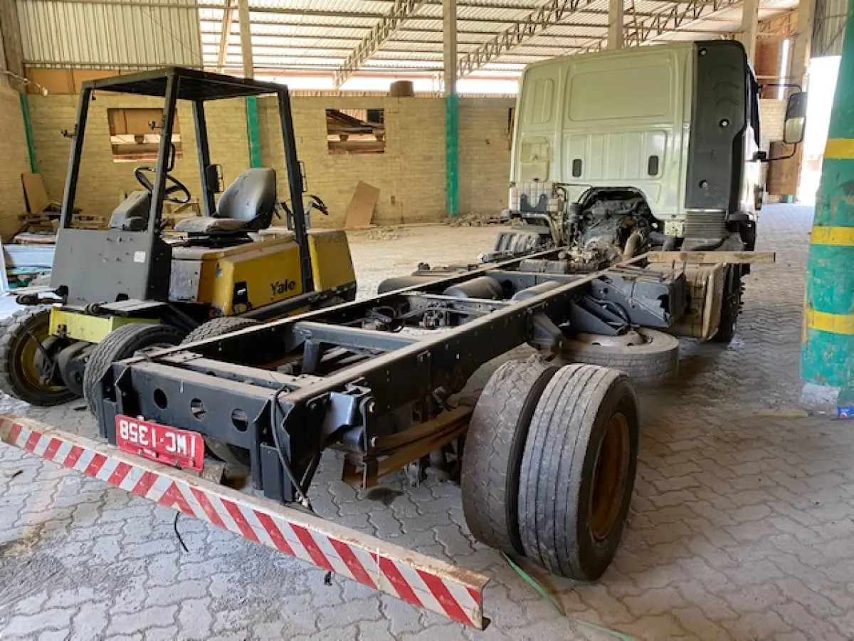 LOTE 002 - Lote de veículos englobados (caminhões e kombi)