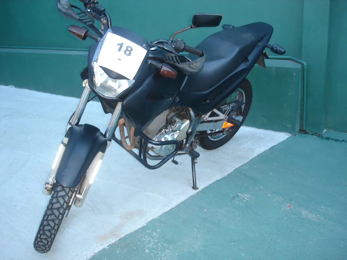 LOTE 018 - HONDA - FALCON 400
