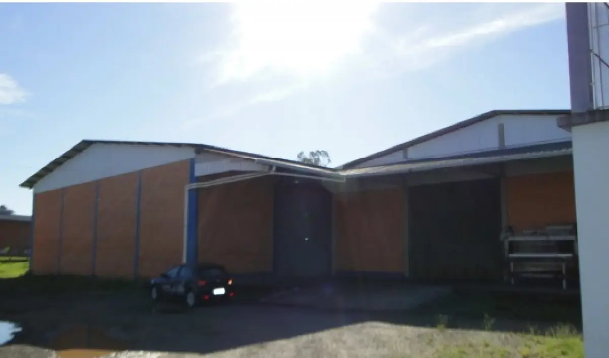 LOTE 001 - PAVILHÃO BEM CONSTRUÍDO A MENOS DE 6 ANOS COM PÉ DIREITO DE 6 METROS E PISO EM CONCRETO REGUADO