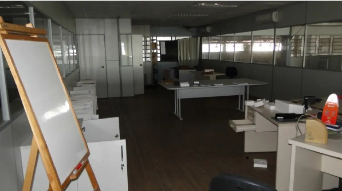 LOTE 001 - PAVILHÃO INDUSTRIAL BEM CONSTRUÍDO E FINAMENTE DECORADO