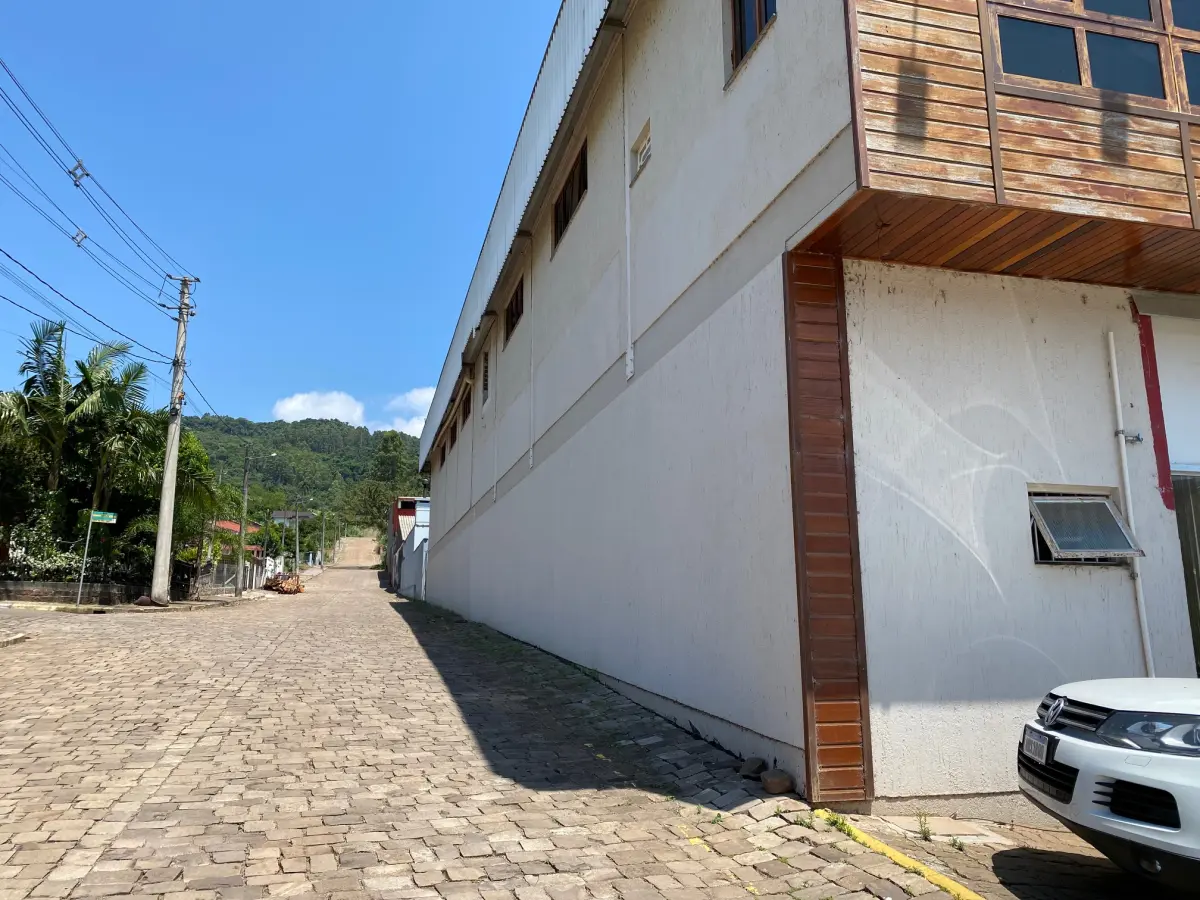 LOTE 001 - Imóvel urbano com área de 632,20 m2, Consta averbada a área de 587,53 m2, para fins comerciais