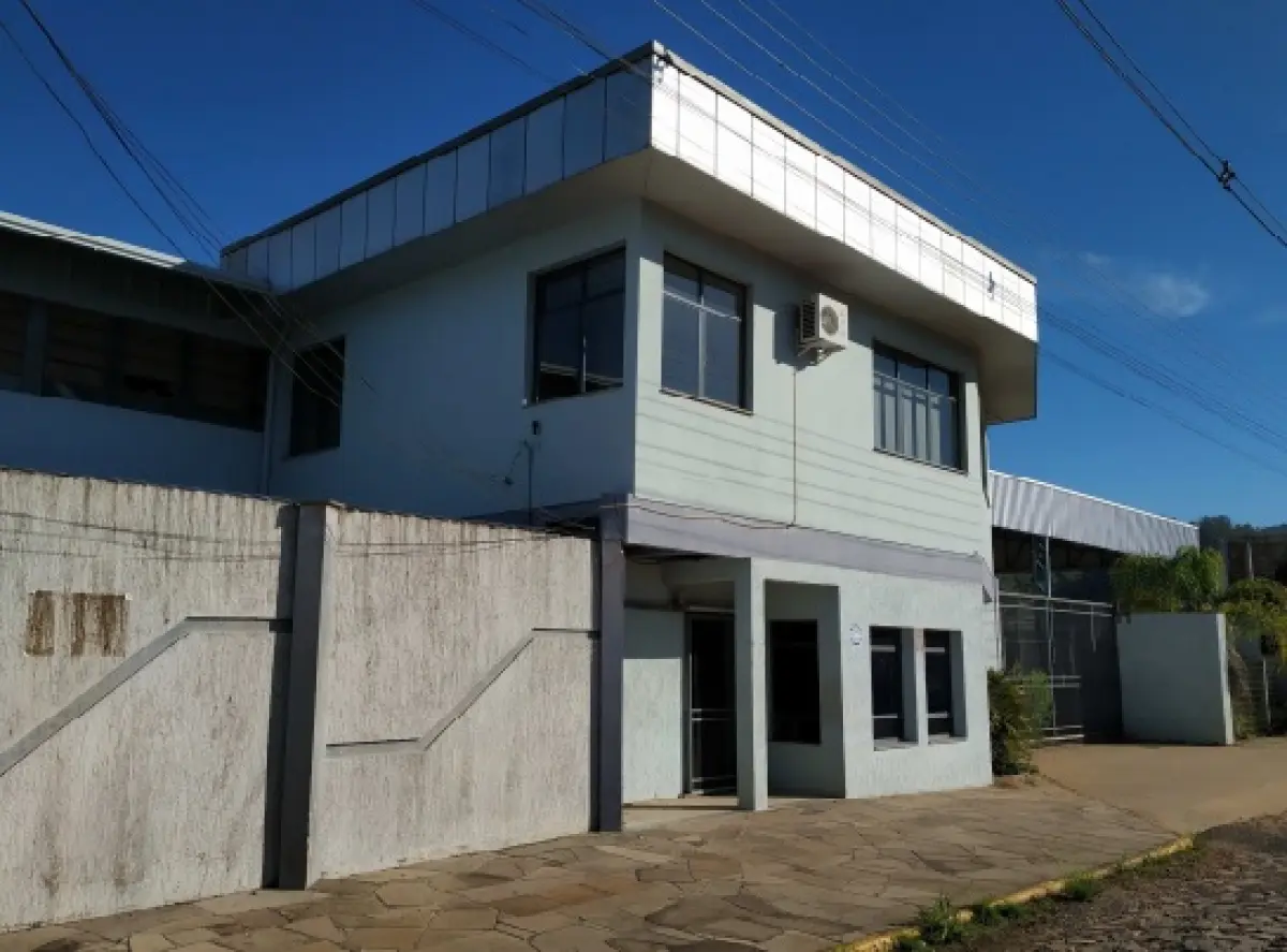 LOTE 001 - PAVILHÃO INDUSTRIAL BEM CONSTRUÍDO E FINAMENTE DECORADO