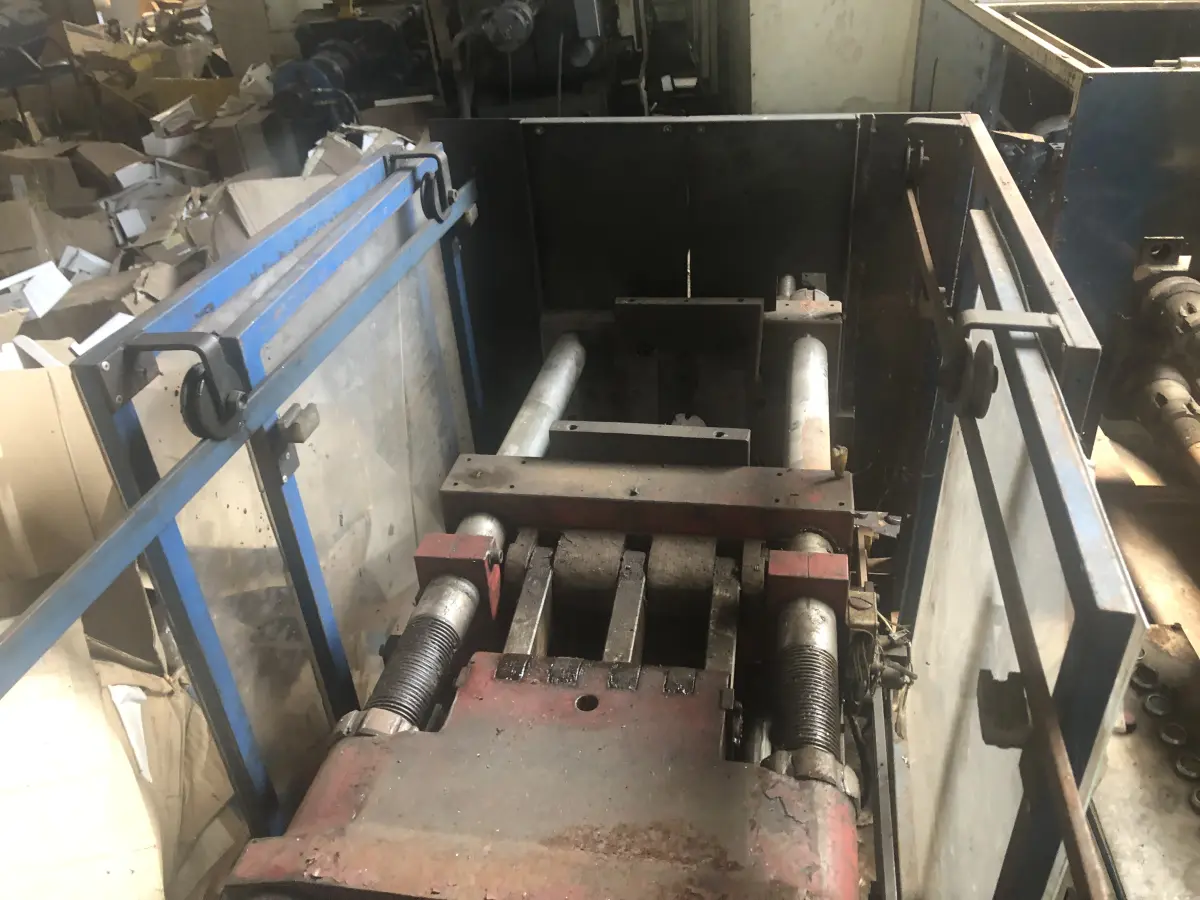 LOTE 005 - Injetora menor