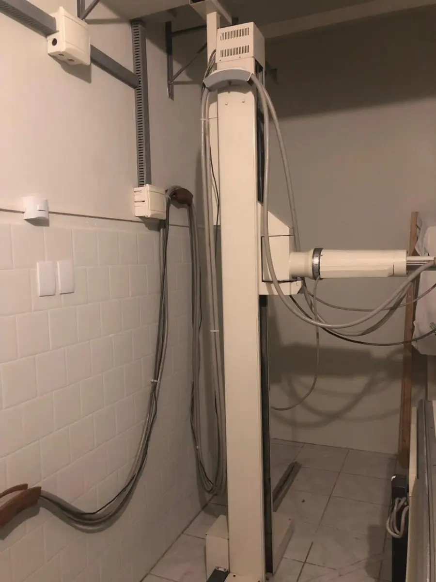 LOTE 05 - Ecrano 13x18, 18x24, 24x39, 30x40 e 35x35 - aparelho de raio x usado, mesa de comando, mesa de raio x, foco toshibacoluna-book mural, com partes não funcionando